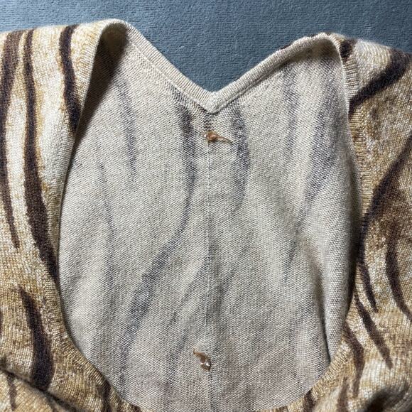 Neiman Marcus 100% Cashmere Tiger Stripe Animal Print V-Neck Sweater - MENDED - Picture 4 of 8